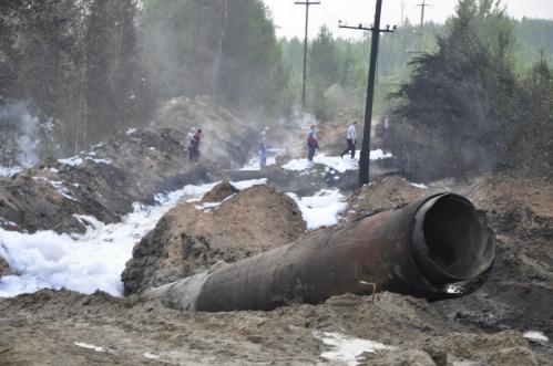 При демонтаже трубопровода возник сильный пожар